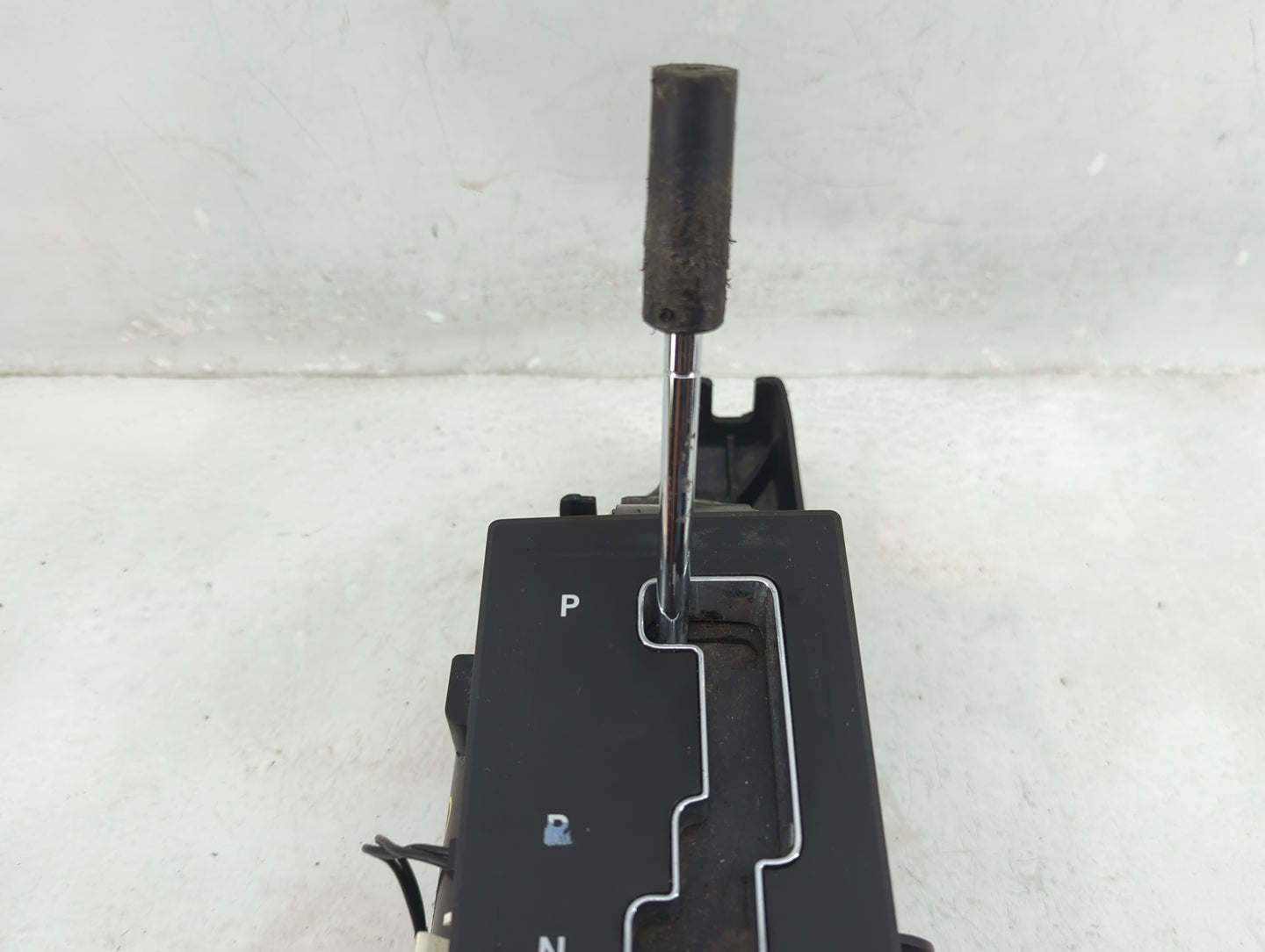 2007 Chrysler 300 Floor Console Assembly Shifter - Oemusedautoparts1.com