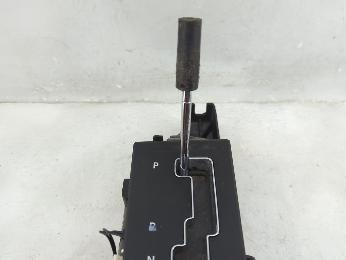 2007 Chrysler 300 Floor Console Assembly Shifter - Oemusedautoparts1.com