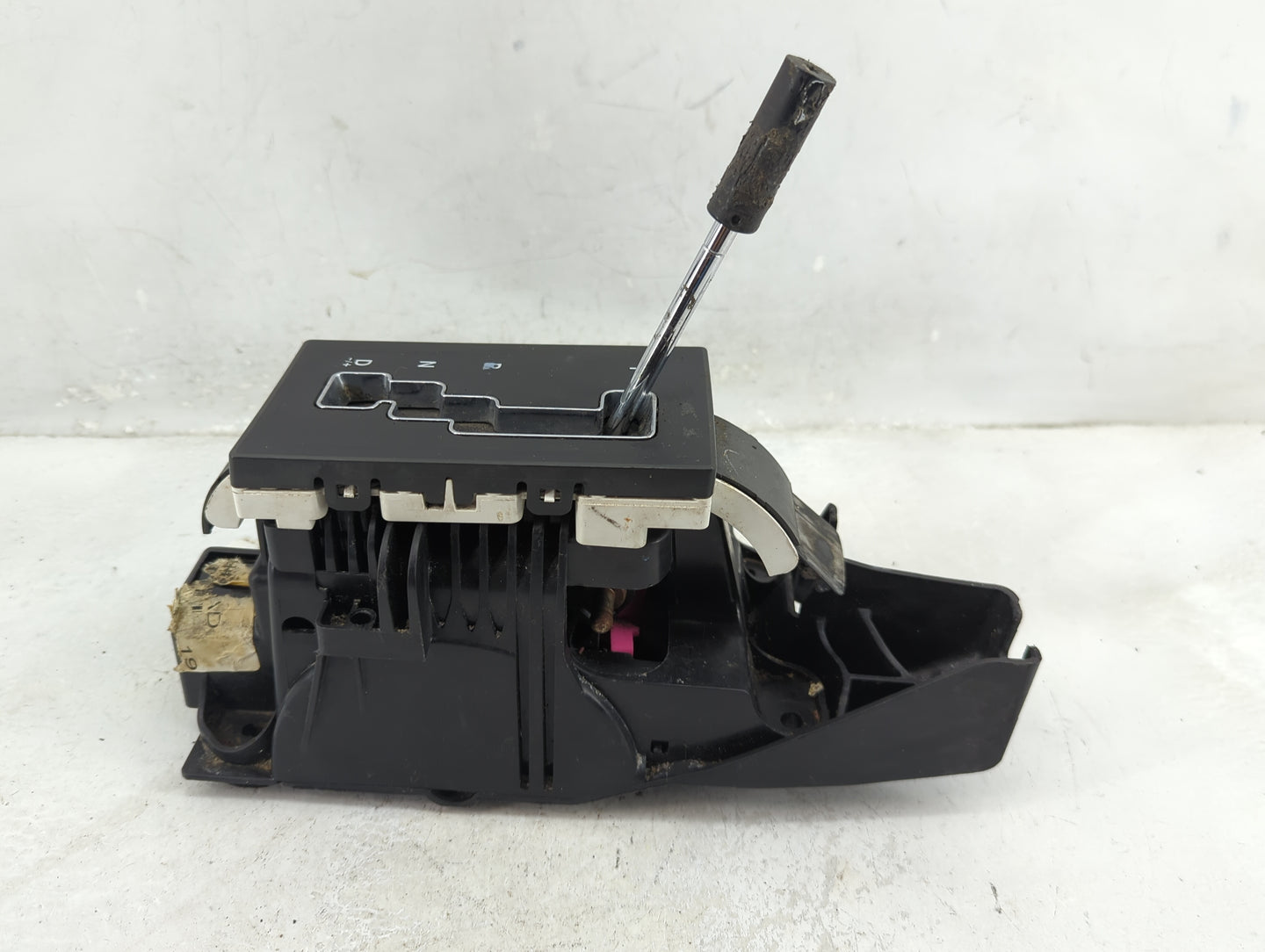 2007 Chrysler 300 Floor Console Assembly Shifter - Oemusedautoparts1.com