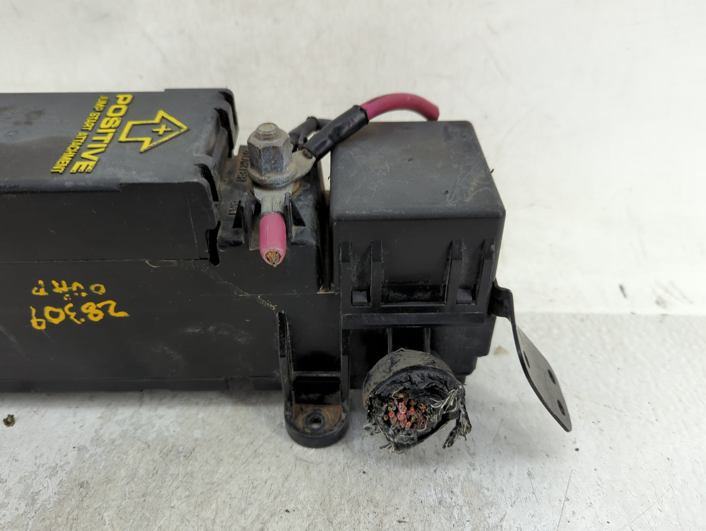 2000 Chrysler Cirrus Fusebox Fuse Box Panel Relay Module Fits OEM Used Auto Parts - Oemusedautoparts1.com