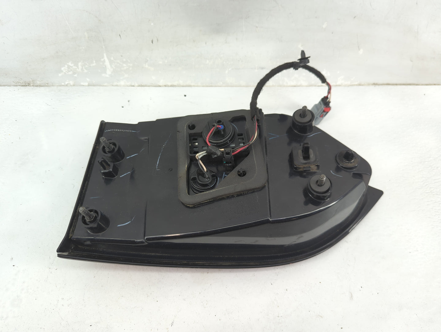 2017-2019 Chrysler Pacifica Driver Left Side Deck Lid Mounted Tail Light - Oemusedautoparts1.com