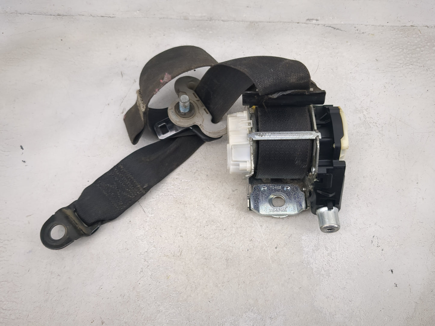 2011-2013 Chrysler Town & Country Drvier Front Seatbelt Retractor 5011121 - Oemusedautoparts1.com