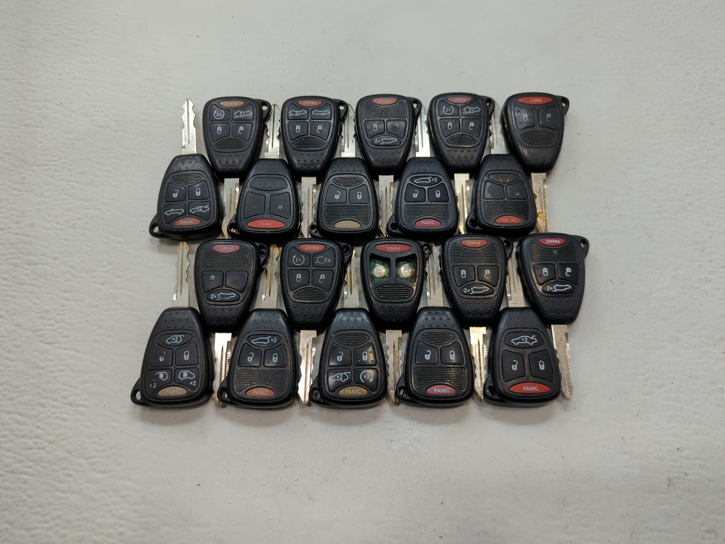 Lot of 20 Dodge Keyless Entry Remote Fob OHT692427AA | M3N5WY72XX | - Oemusedautoparts1.com
