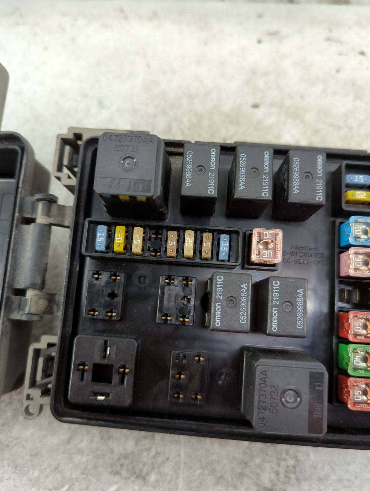 2006-2007 Dodge Charger Fusebox Fuse Box Panel Relay Module Fits Fits 2006 2007 OEM Used Auto Parts - Oemusedautoparts1.com