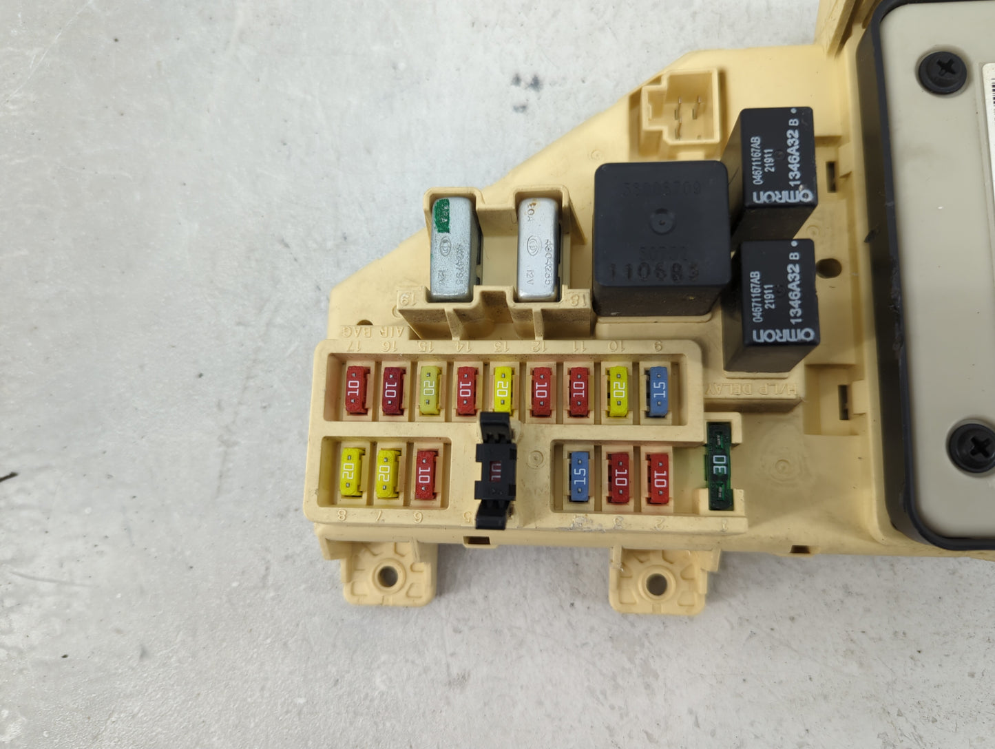 2003-2006 Dodge Stratus Body Control Module Bcm Inner Cabin Fuse Box - Oemusedautoparts1.com