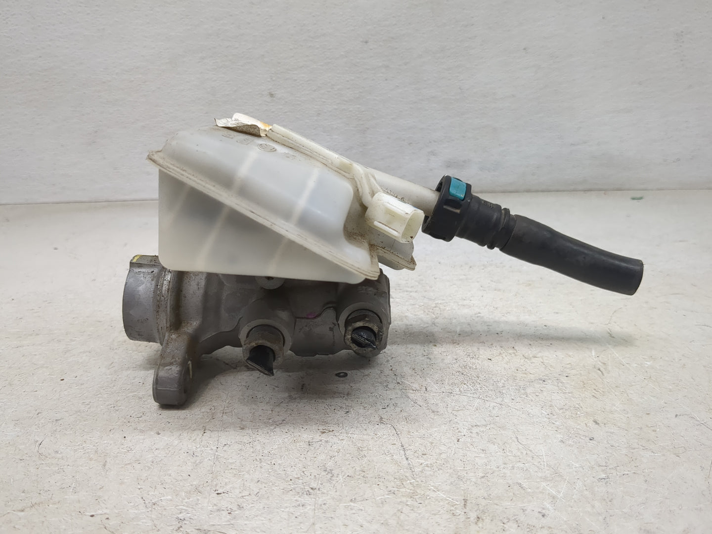 2013-2019 Ford Escape Brake Master Cylinder 1354802 - Oemusedautoparts1.com