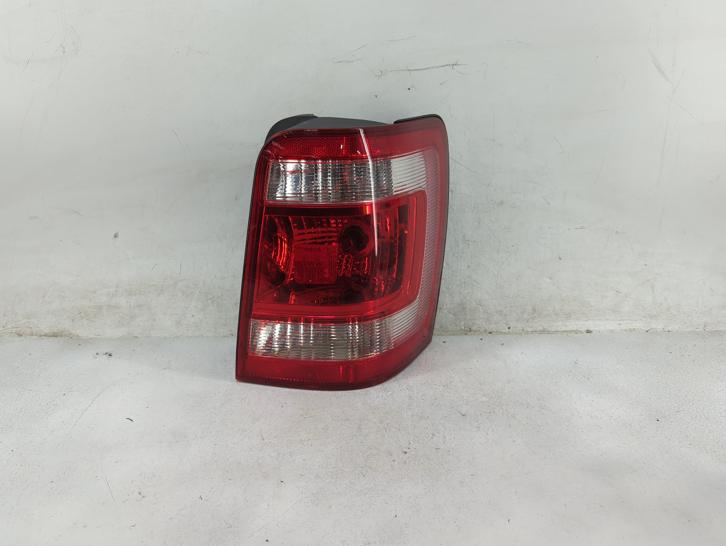 2008-2012 Ford Escape Tail Light Assembly Passenger Right OEM Fits Fits 2008 2009 2010 2011 2012 OEM Used Auto Parts - Oemus