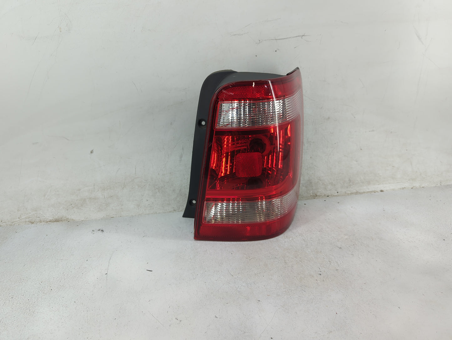 2008-2012 Ford Escape Tail Light Assembly Passenger Right OEM Fits Fits 2008 2009 2010 2011 2012 OEM Used Auto Parts - Oemus