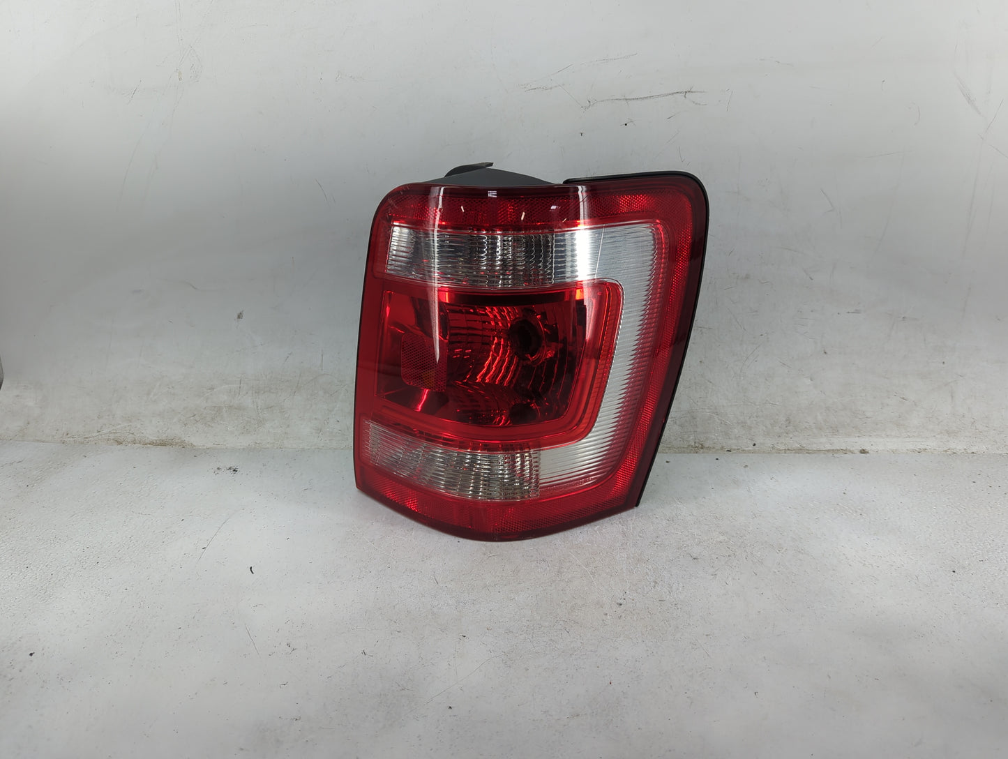 2008-2012 Ford Escape Tail Light Assembly Passenger Right OEM Fits Fits 2008 2009 2010 2011 2012 OEM Used Auto Parts - Oemus