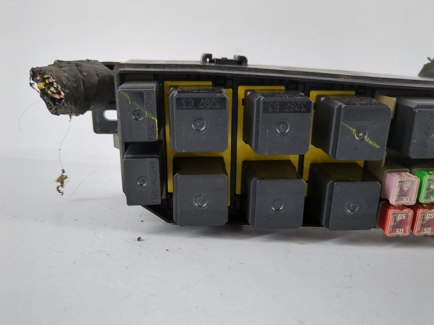 2001-2004 Ford Escape Fusebox Fuse Box Panel Relay Module Fits Fits 2001 2002 2003 2004 OEM Used Auto Parts - Oemusedautopar