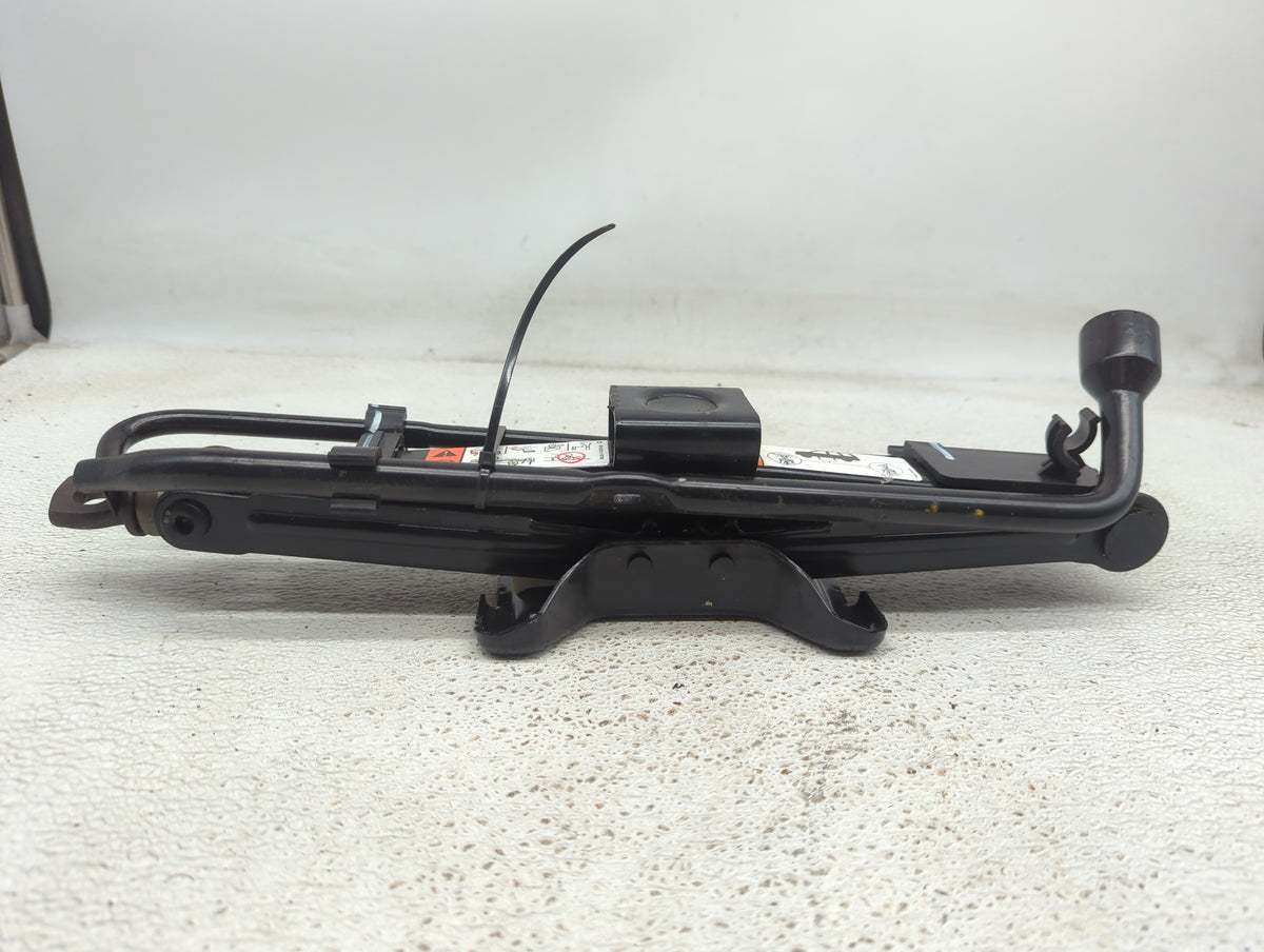 2010 Ford Escape Spare Scissor Car Jack 913753 - Oemusedautoparts1.com
