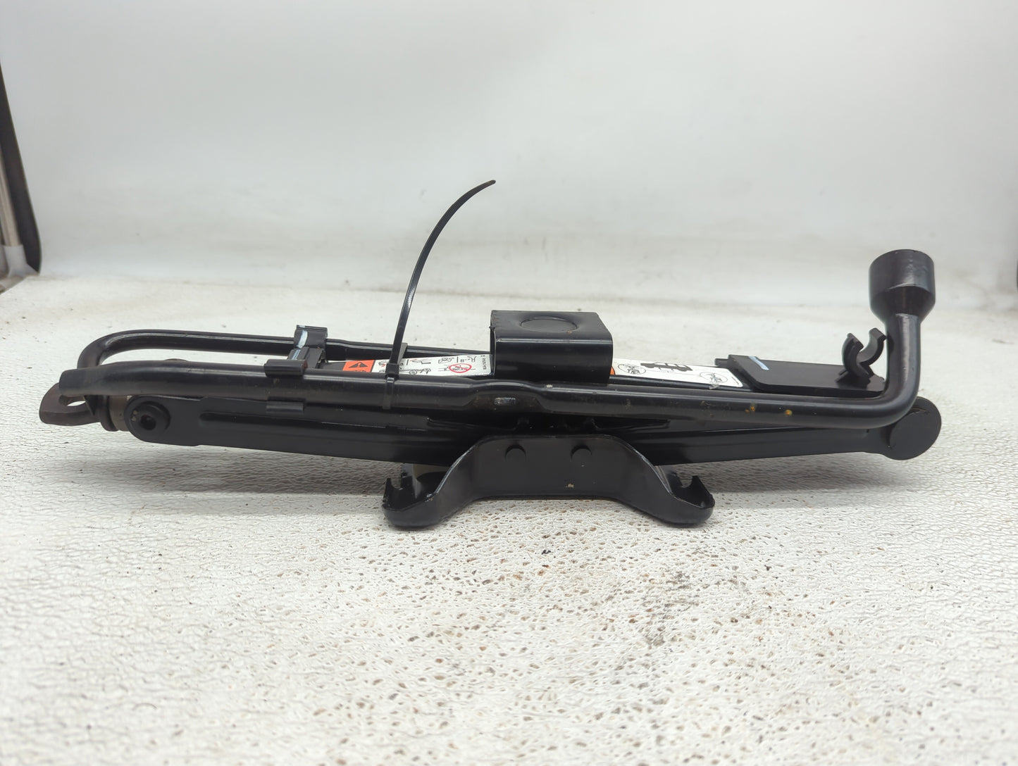 2010 Ford Escape Spare Scissor Car Jack 913753 - Oemusedautoparts1.com