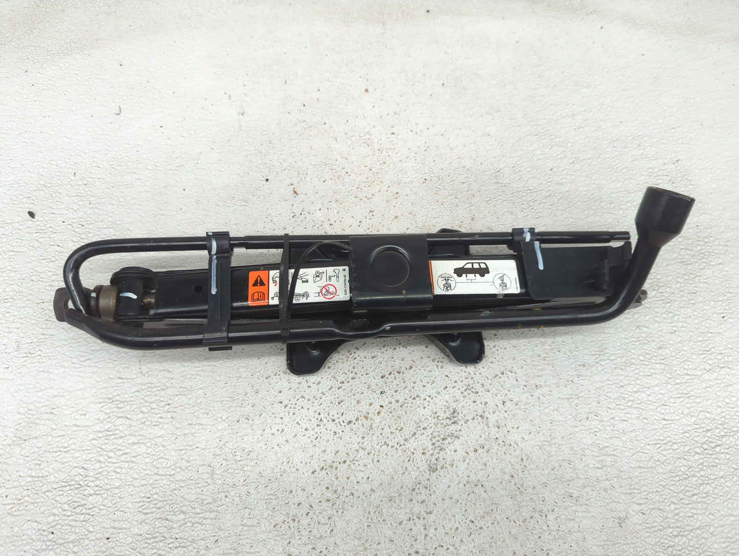 2010 Ford Escape Spare Scissor Car Jack 913753 - Oemusedautoparts1.com