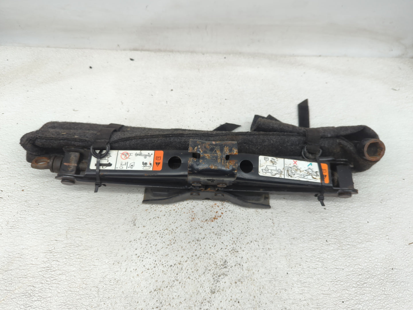 2006 Ford F-150 Spare Scissor Car Jack 1057258 - Oemusedautoparts1.com