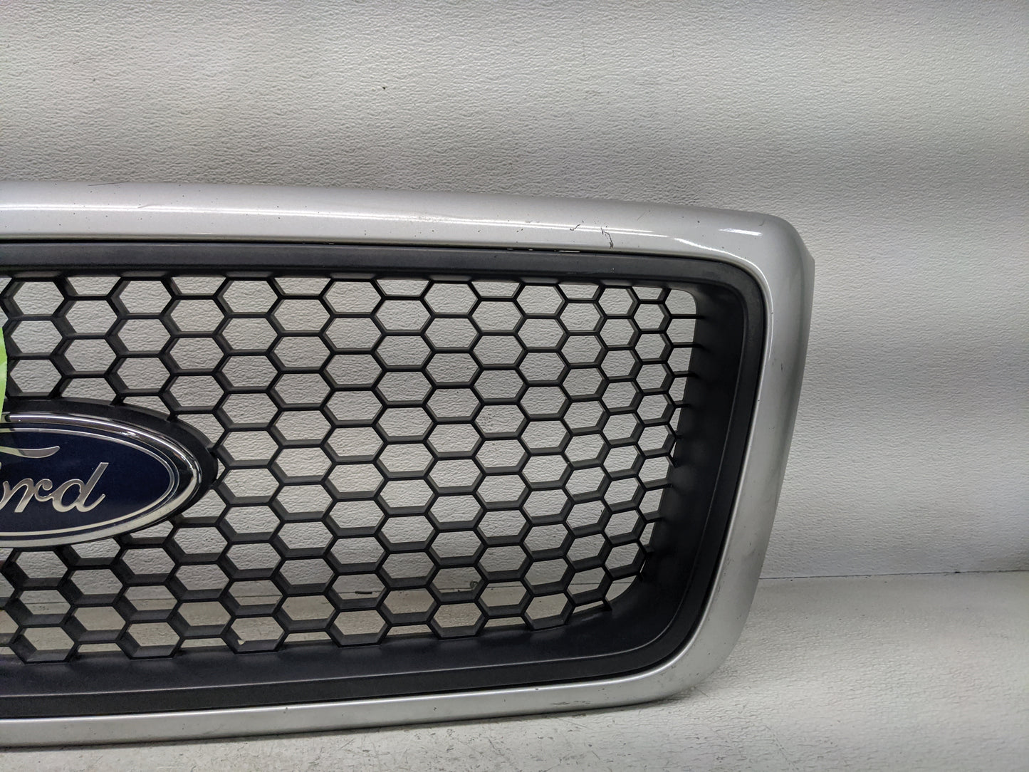 2004-2008 Ford F-150 Front Bumper Grille - Oemusedautoparts1.com