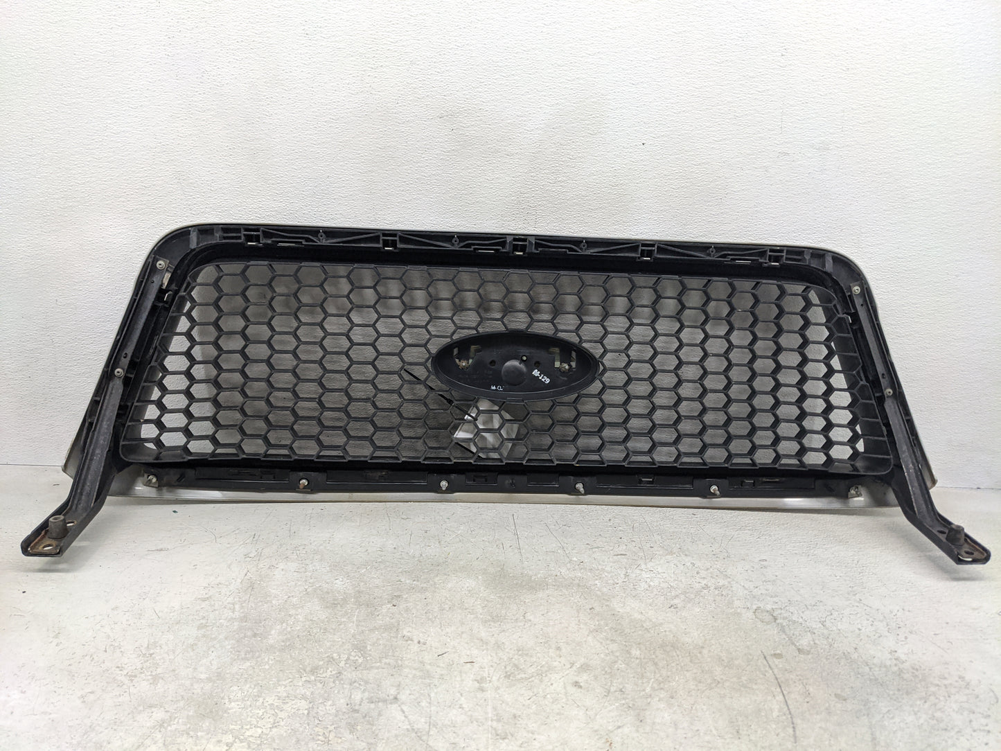 2004-2008 Ford F-150 Front Bumper Grille - Oemusedautoparts1.com