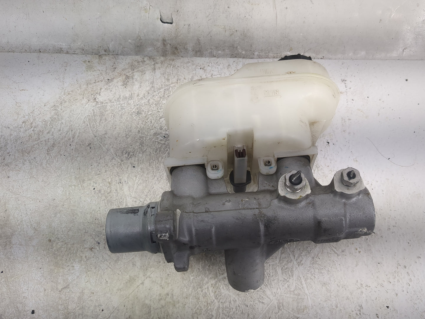 2018-2020 Ford F-150 Brake Master Cylinder 1497498 - Oemusedautoparts1.com