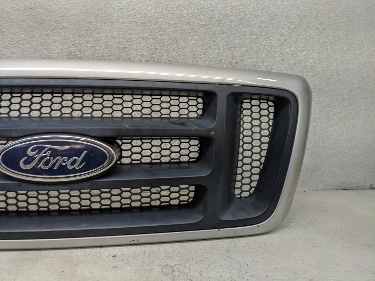 2004-2006 Ford F-150 Front Grille Bumper Not Included - Oemusedautoparts1.com