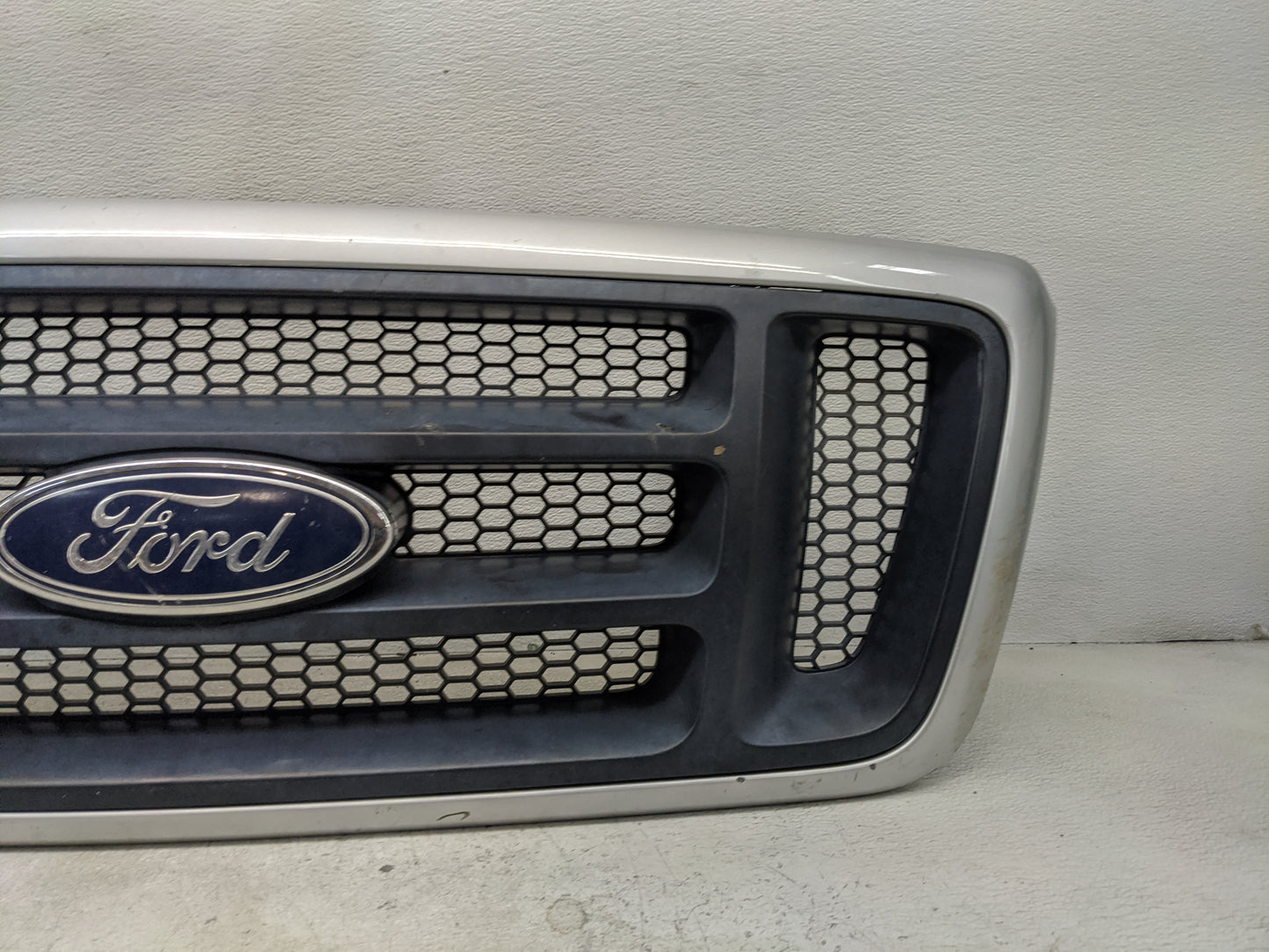 2004-2006 Ford F-150 Front Grille Bumper Not Included - Oemusedautoparts1.com