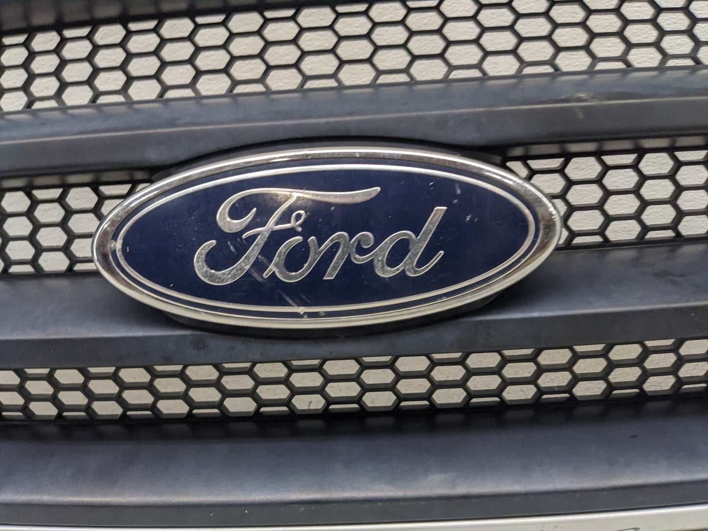 2004-2006 Ford F-150 Front Grille Bumper Not Included - Oemusedautoparts1.com