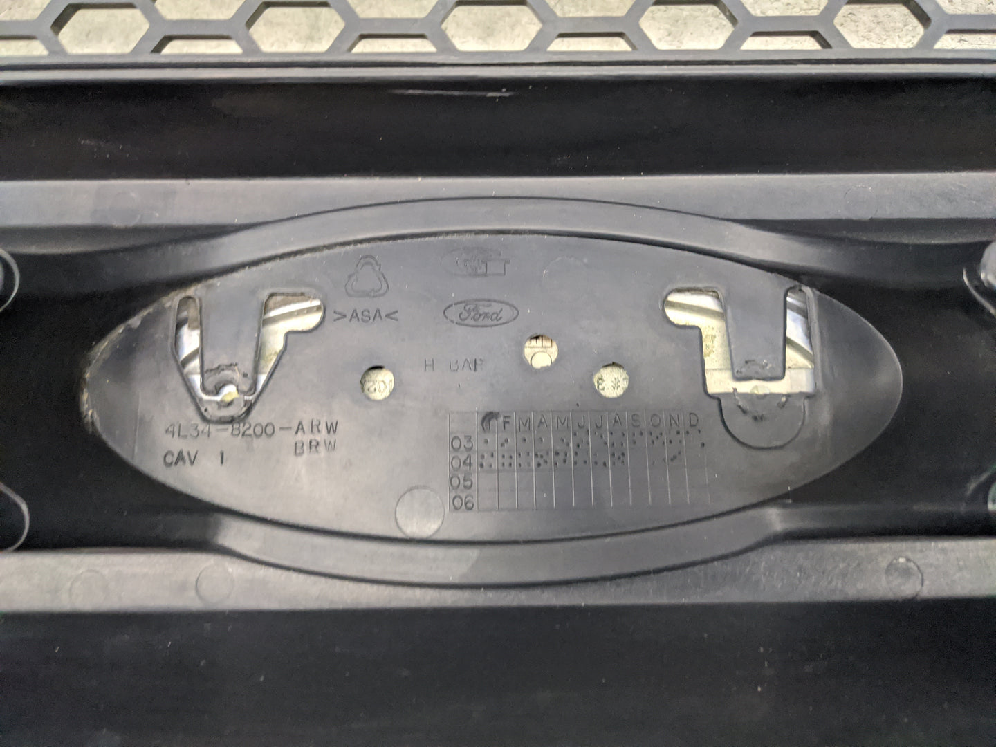 2004-2006 Ford F-150 Front Grille Bumper Not Included - Oemusedautoparts1.com