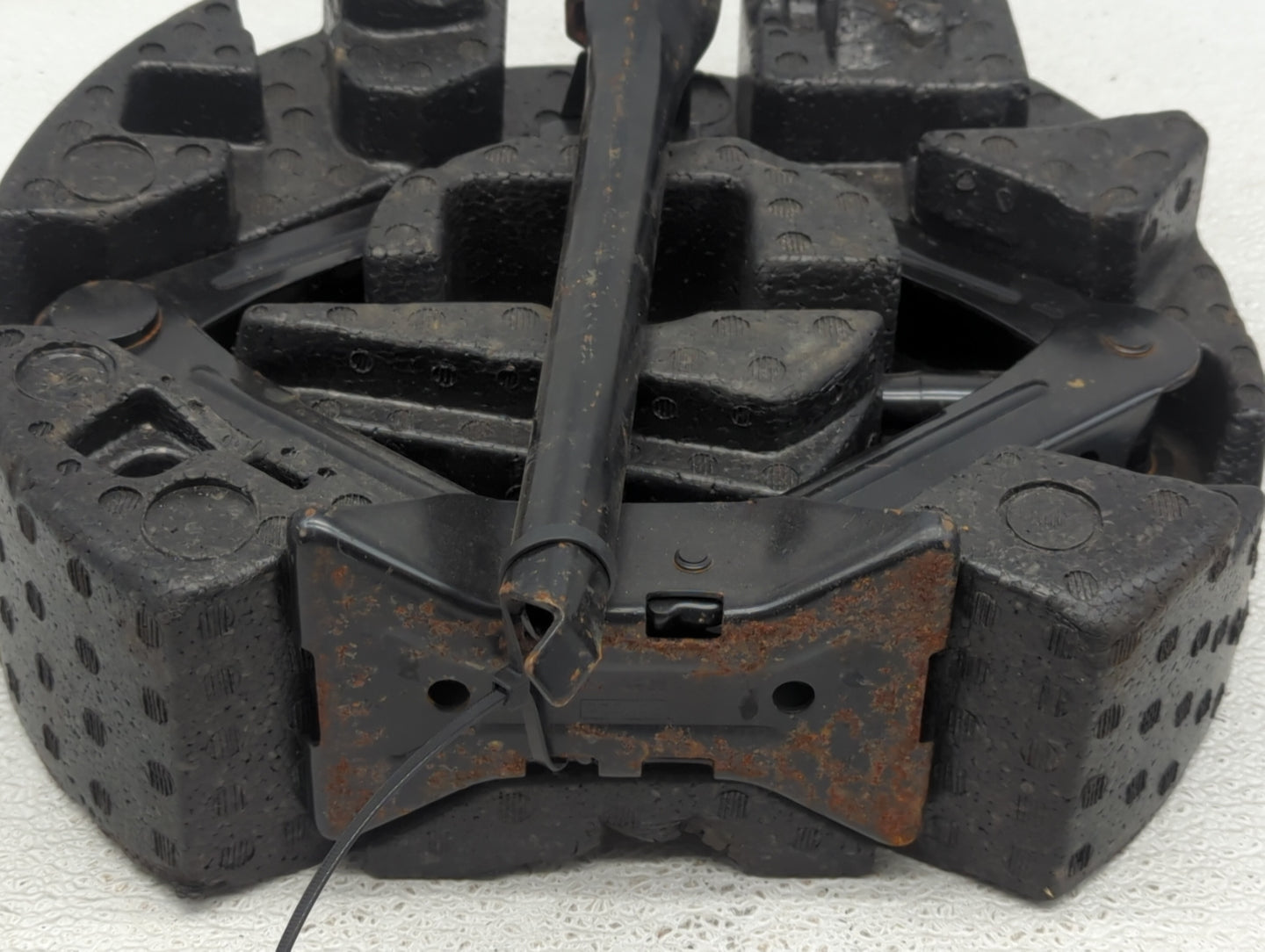 2015 Ford Focus Spare Scissor Car Jack 1057335 - Oemusedautoparts1.com