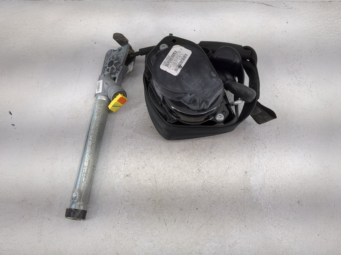 2013-2015 Ford Focus Drvier Front Seatbelt Retractor 1059998 - Oemusedautoparts1.com