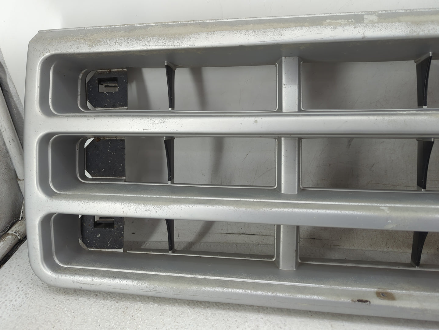 1989 Ford Ford F250 Pickup Front Grille Bumper Not Included - Oemusedautoparts1.com
