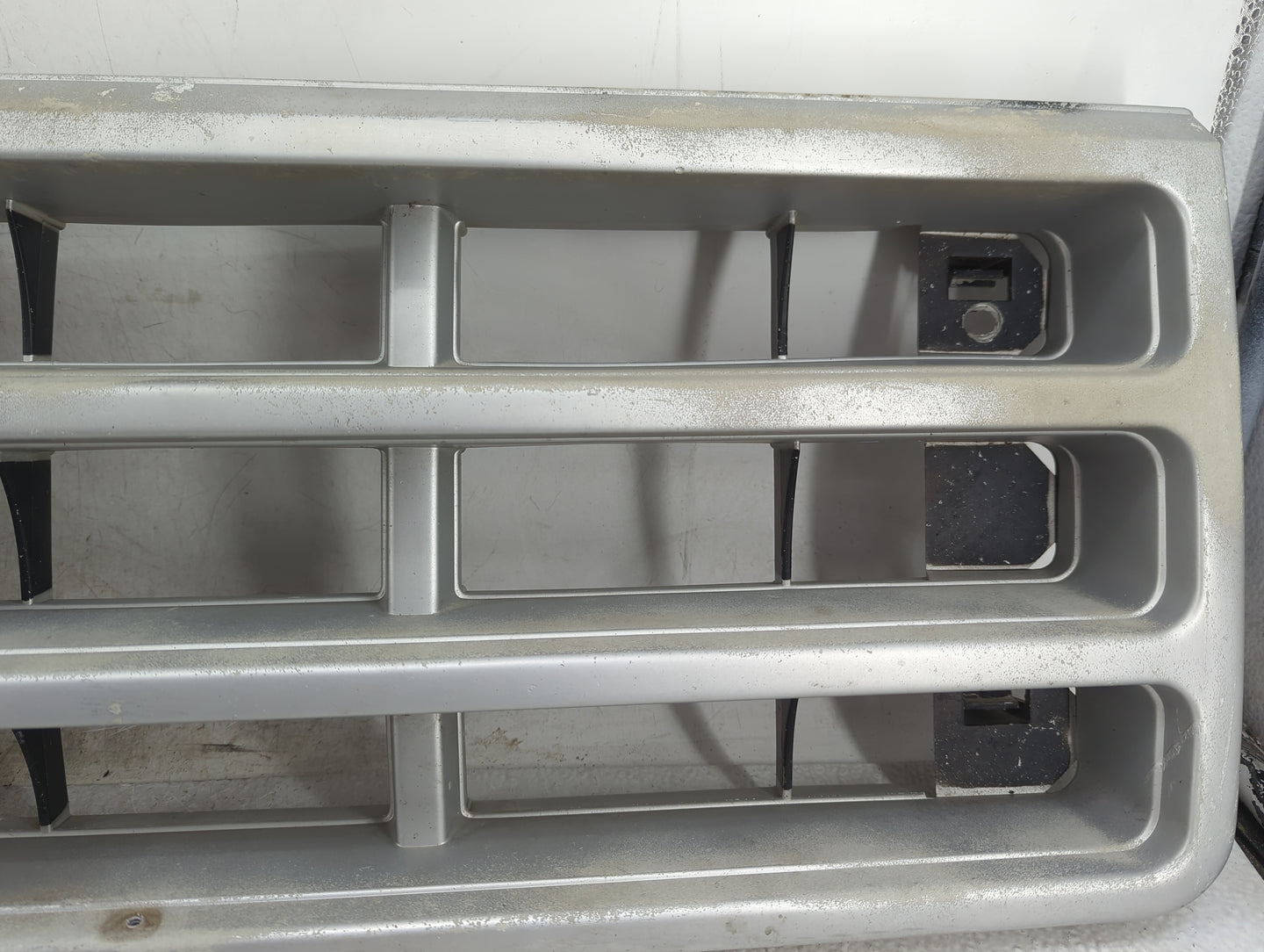 1989 Ford Ford F250 Pickup Front Grille Bumper Not Included - Oemusedautoparts1.com