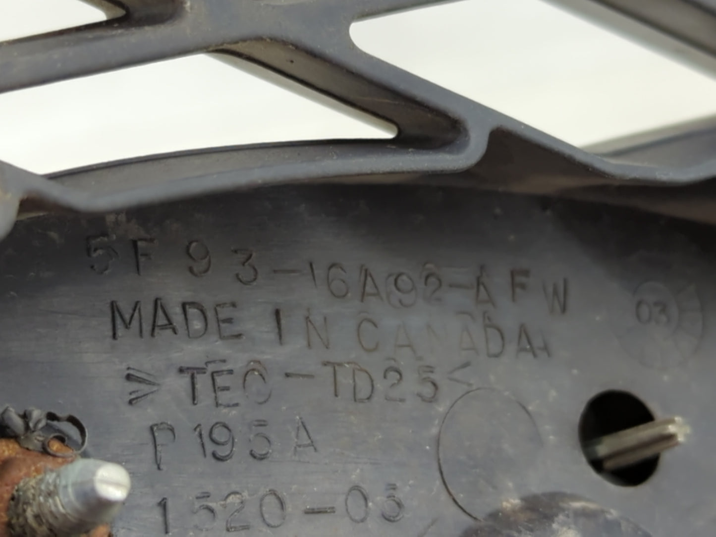 2005-2007 Ford Freestyle Front Grille Bumper Not Included - Oemusedautoparts1.com