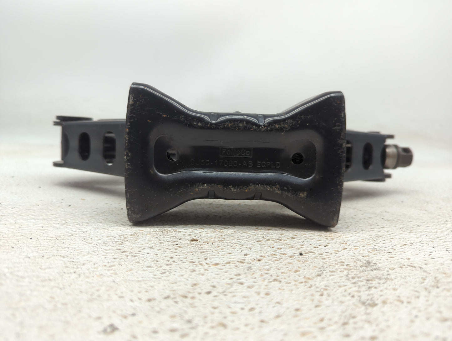2015 Ford Fusion Spare Scissor Car Jack 1057807 - Oemusedautoparts1.com