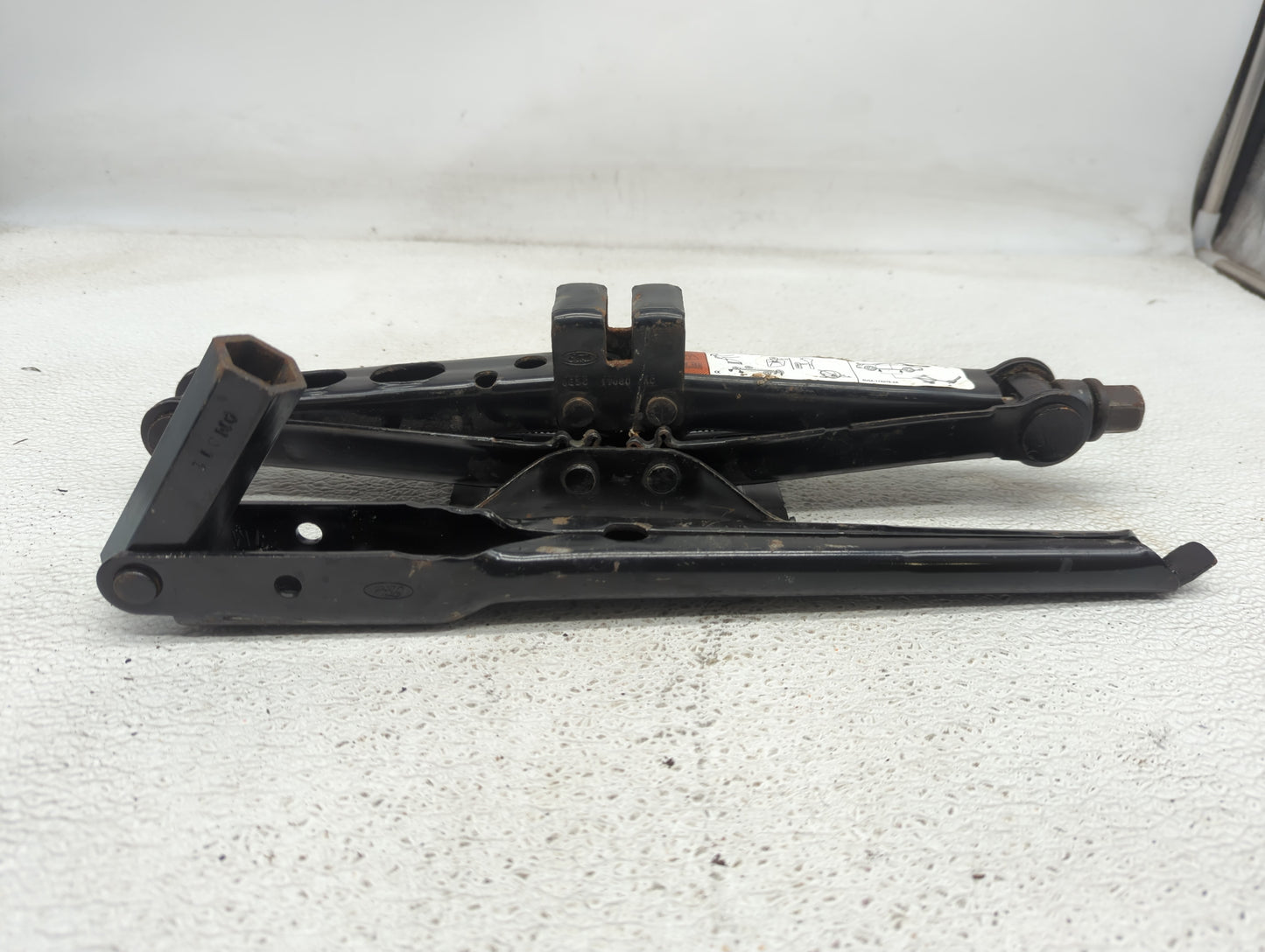 2011 Ford Fusion Spare Scissor Car Jack 1067250 - Oemusedautoparts1.com