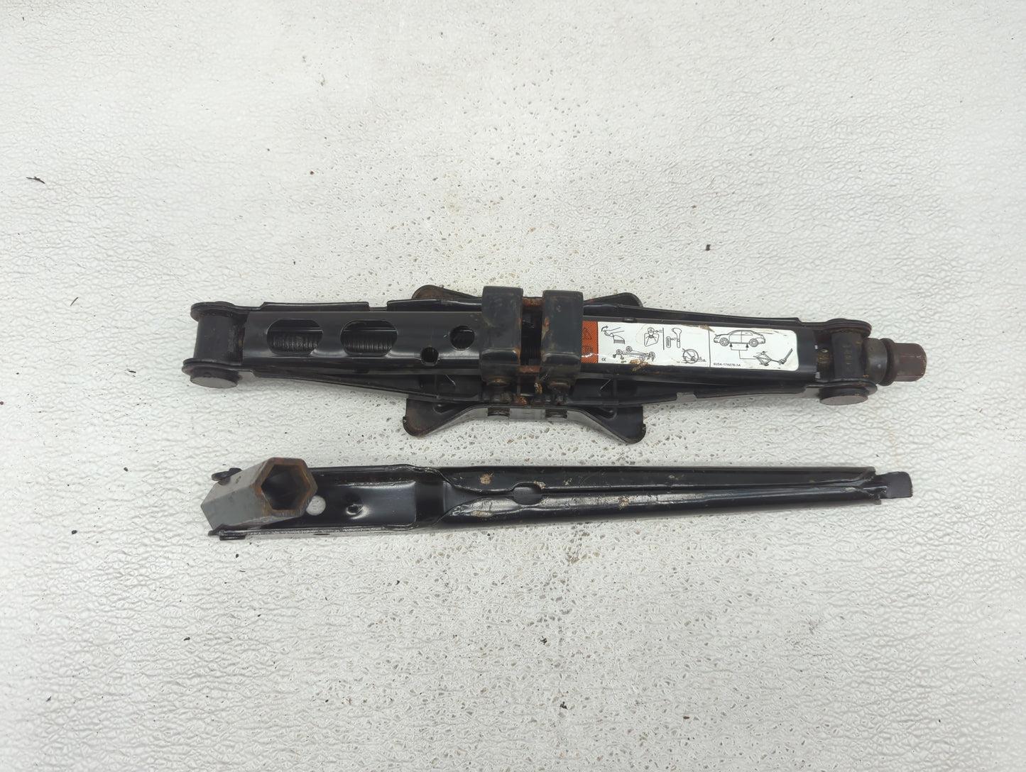 2011 Ford Fusion Spare Scissor Car Jack 1067250 - Oemusedautoparts1.com