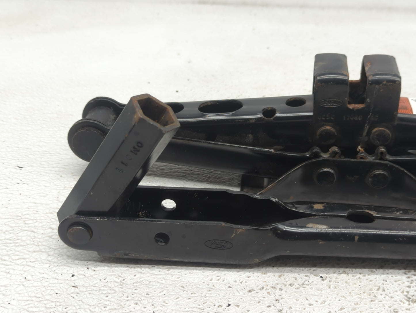 2011 Ford Fusion Spare Scissor Car Jack 1067250 - Oemusedautoparts1.com