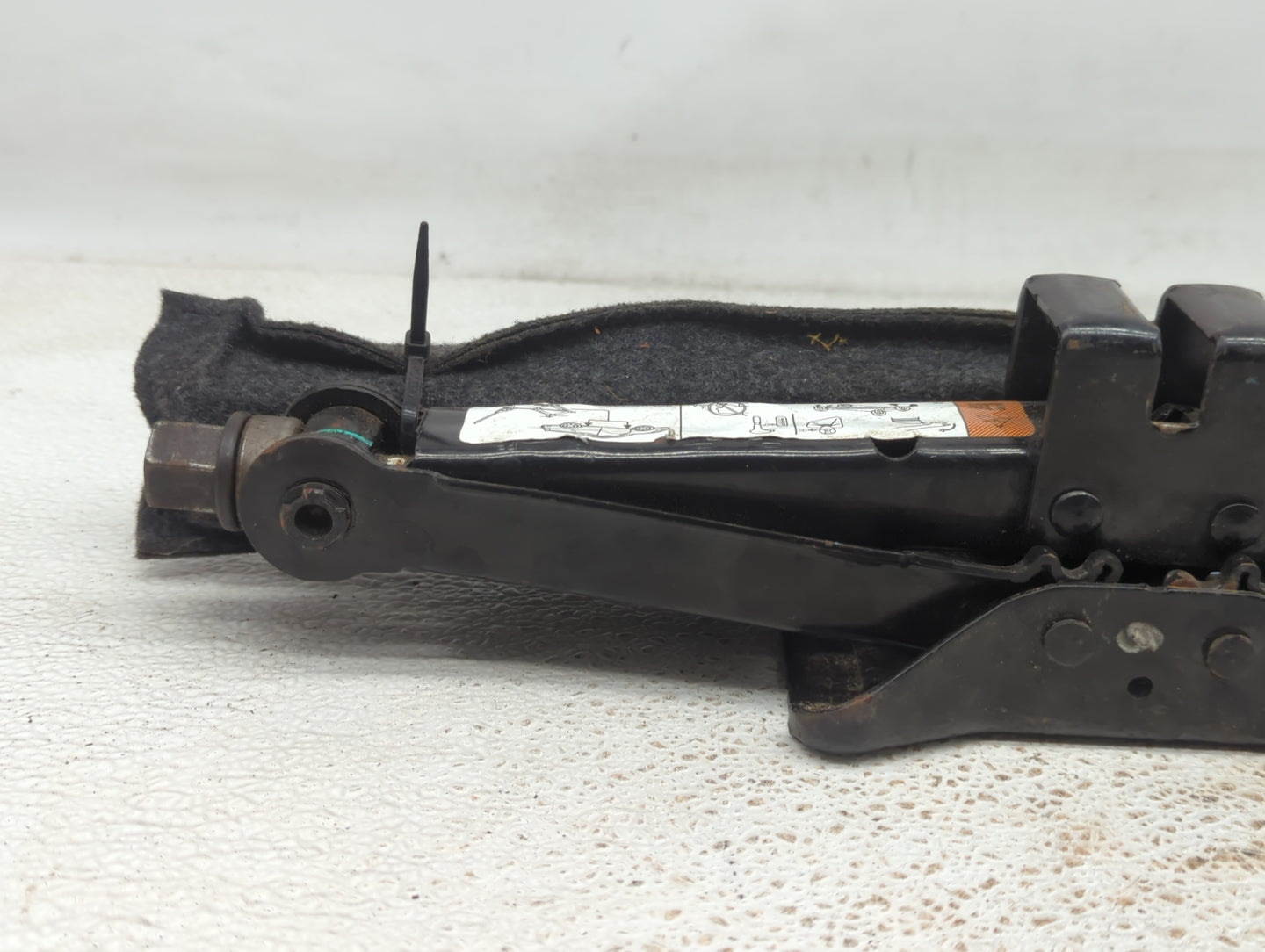 Ford Fusion Spare Scissor Car Jack - Oemusedautoparts1.com