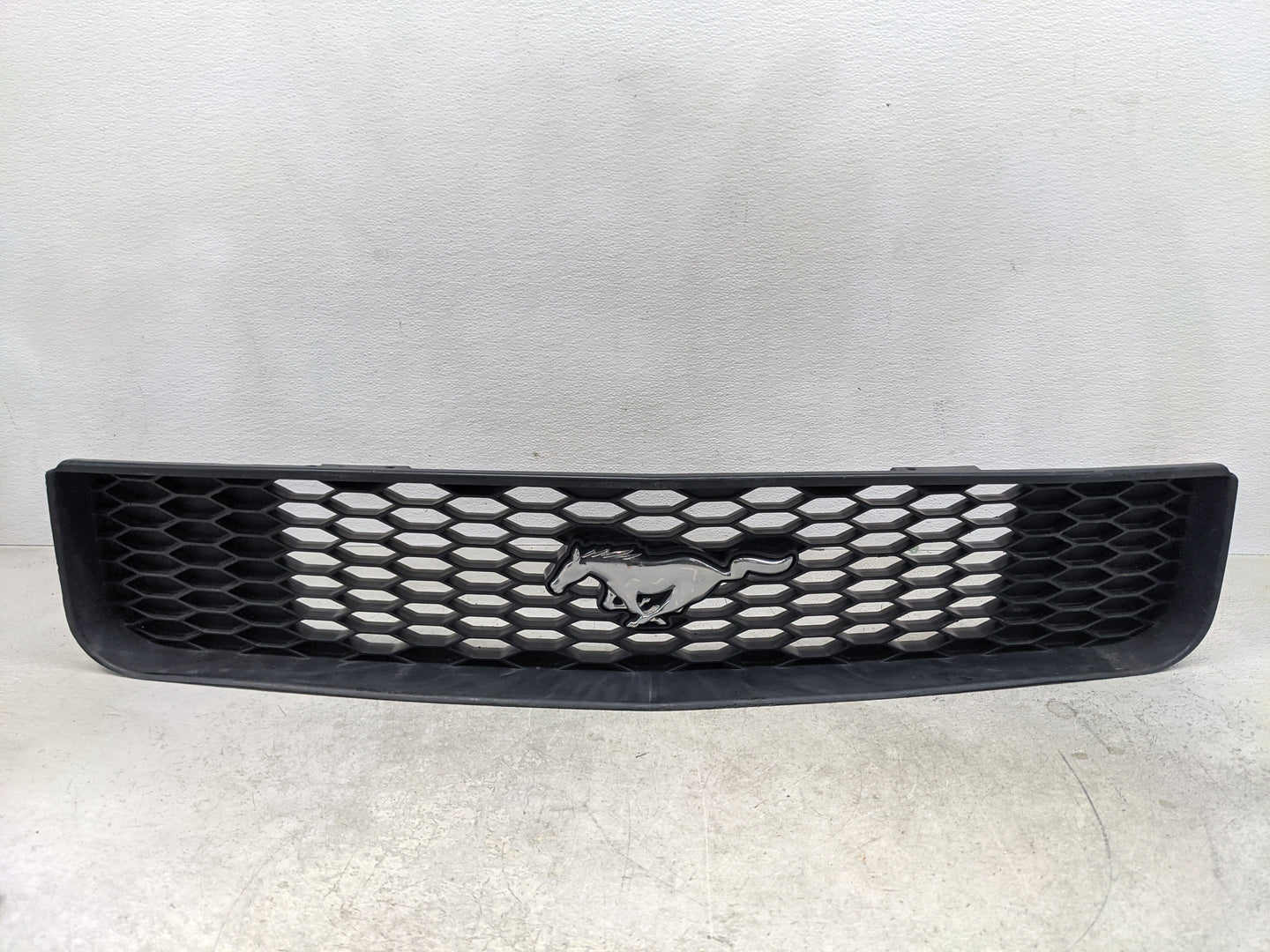 2005-2009 Ford Mustang Front Grille Bumper Not Included - Oemusedautoparts1.com