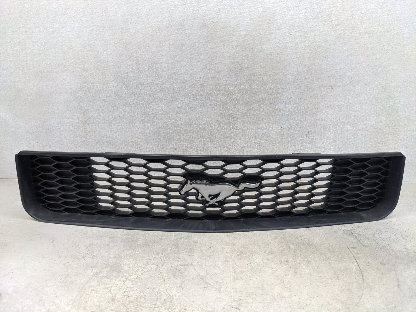 2005-2009 Ford Mustang Front Grille Bumper Not Included - Oemusedautoparts1.com
