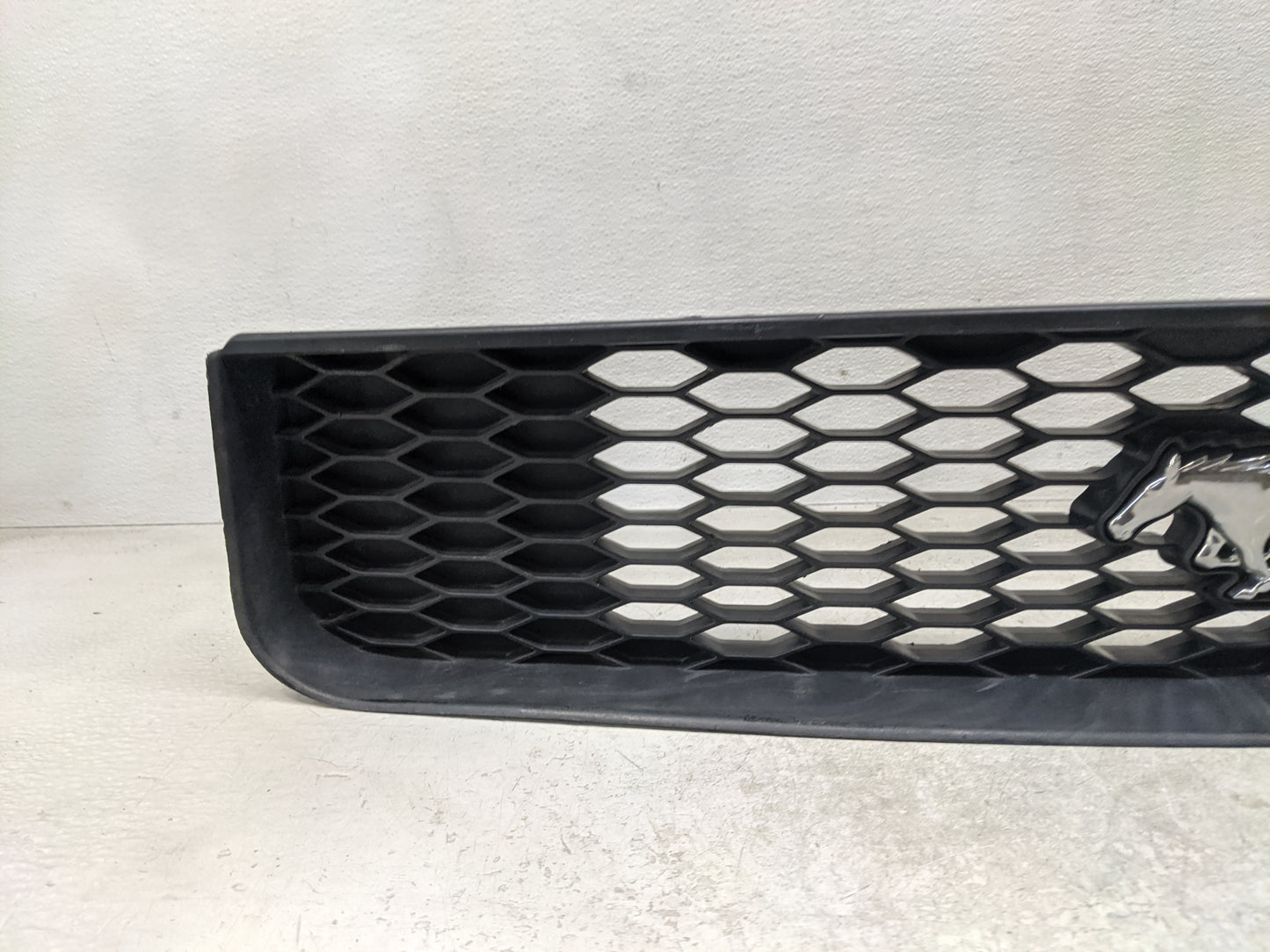 2005-2009 Ford Mustang Front Grille Bumper Not Included - Oemusedautoparts1.com