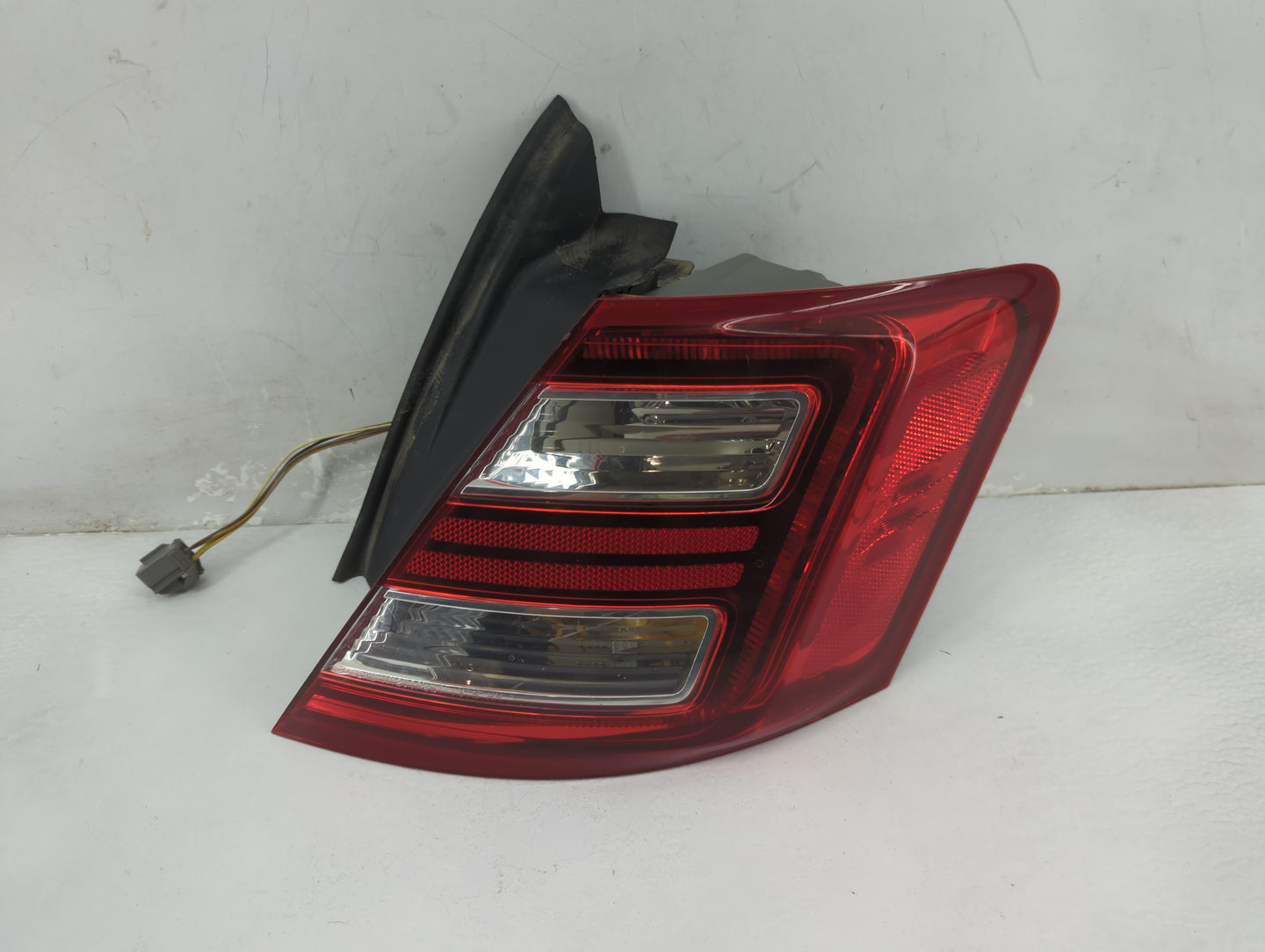 2013-2019 Ford Taurus Tail Light Assembly Passenger Right OEM Fits Fits 2013 2014 2015 2016 2017 2018 2019 OEM Used Auto Par