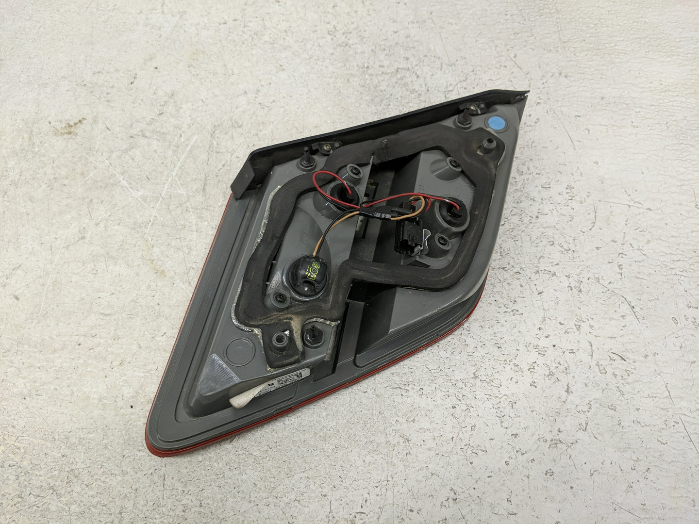 2013-2019 Ford Taurus Driver Left Side Deck Lid Mounted Tail Light 993254 - Oemusedautoparts1.com
