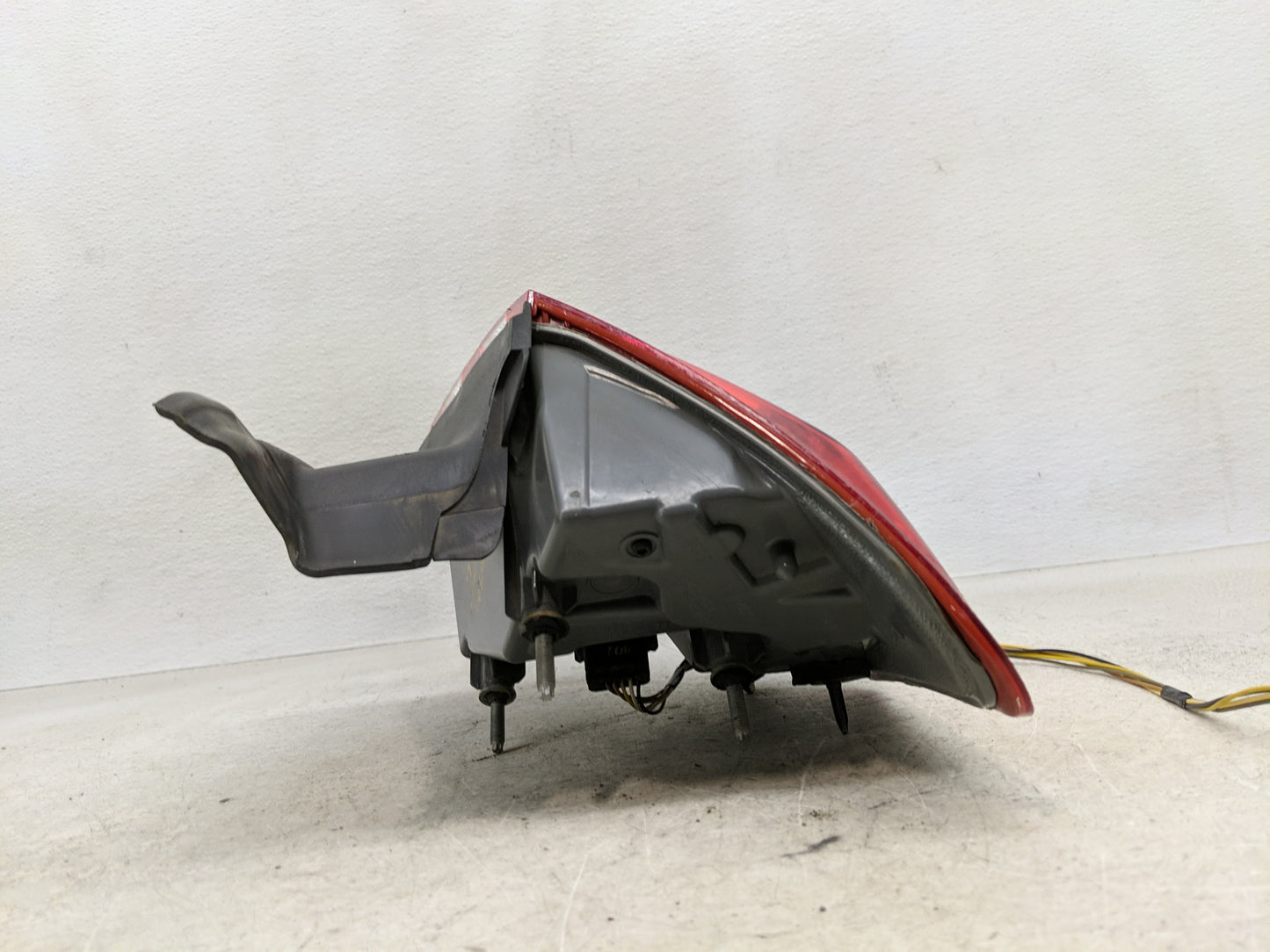 2013-2019 Ford Taurus Driver Left Side Deck Lid Mounted Tail Light - Oemusedautoparts1.com