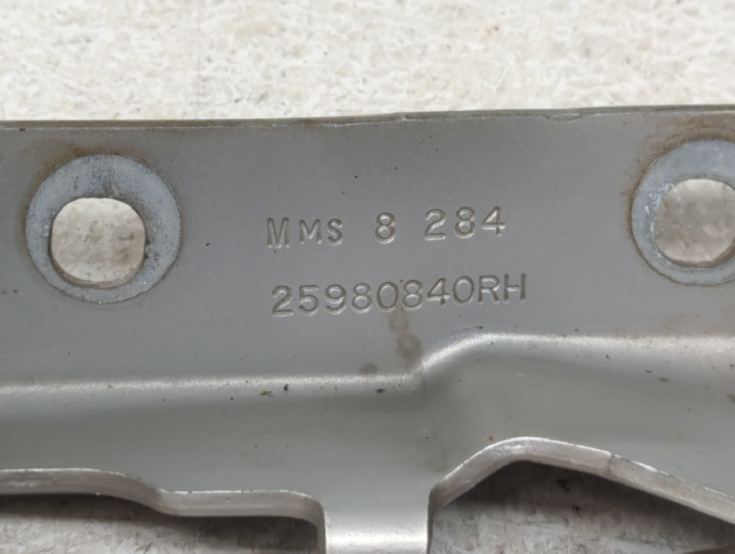2009 Gmc Acadia Passenger Hood Hinge - Oemusedautoparts1.com