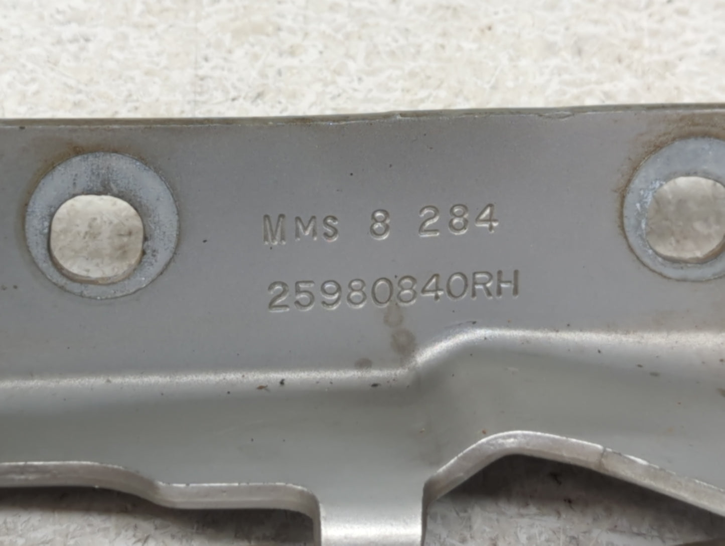 2009 Gmc Acadia Passenger Hood Hinge - Oemusedautoparts1.com