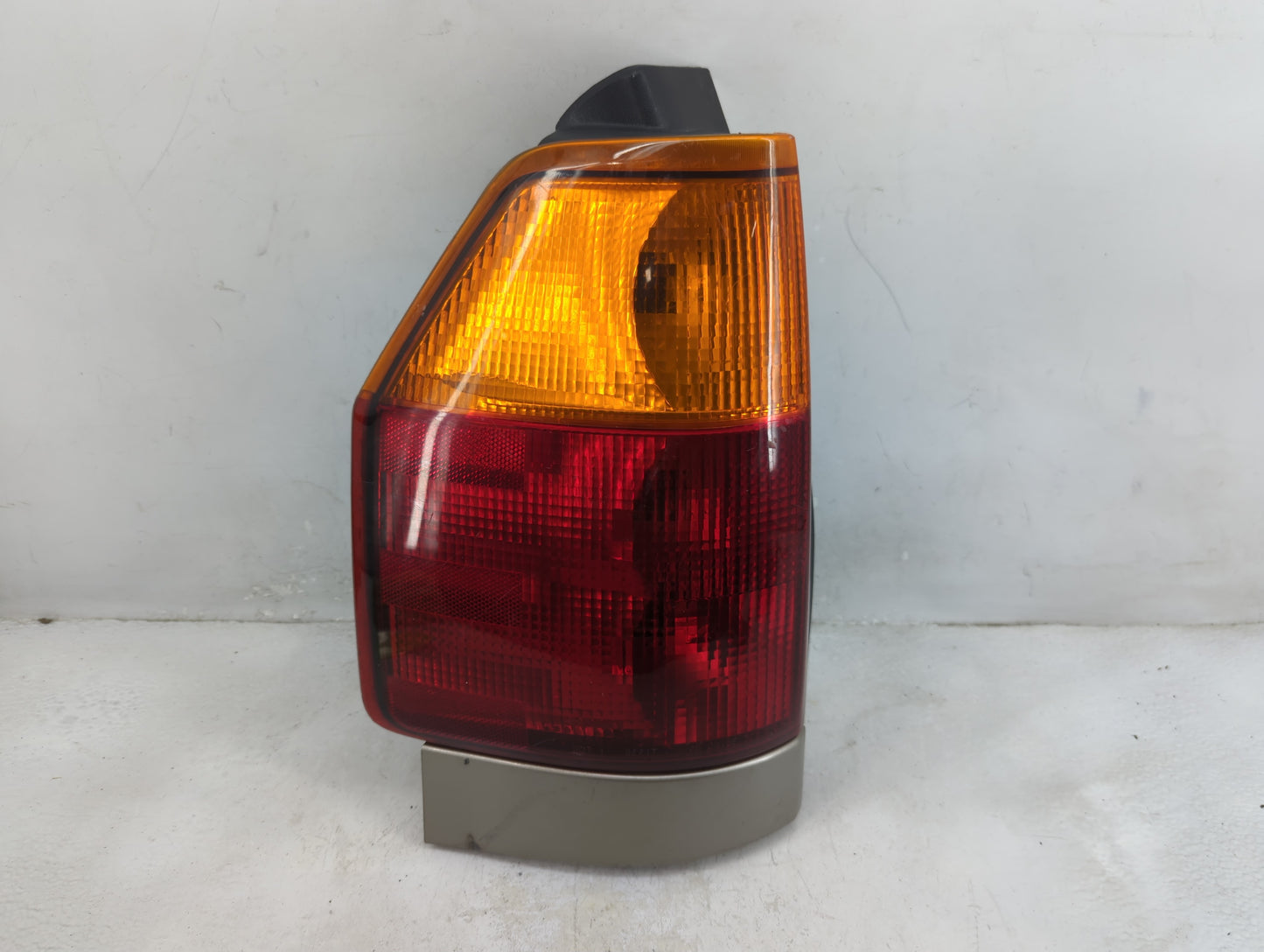 2002-2009 Gmc Envoy Tail Light Assembly Driver Left OEM Fits Fits 2002 2003 2004 2005 2006 2007 2008 2009 OEM Used Auto Part