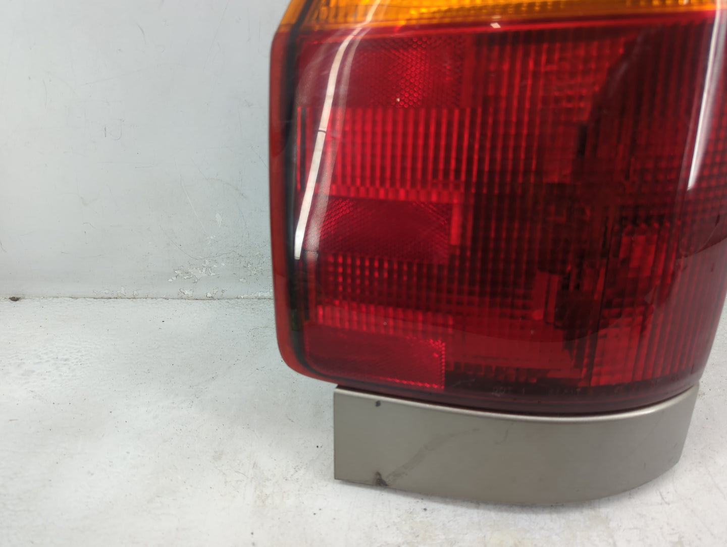 2002-2009 Gmc Envoy Tail Light Assembly Driver Left OEM Fits Fits 2002 2003 2004 2005 2006 2007 2008 2009 OEM Used Auto Part