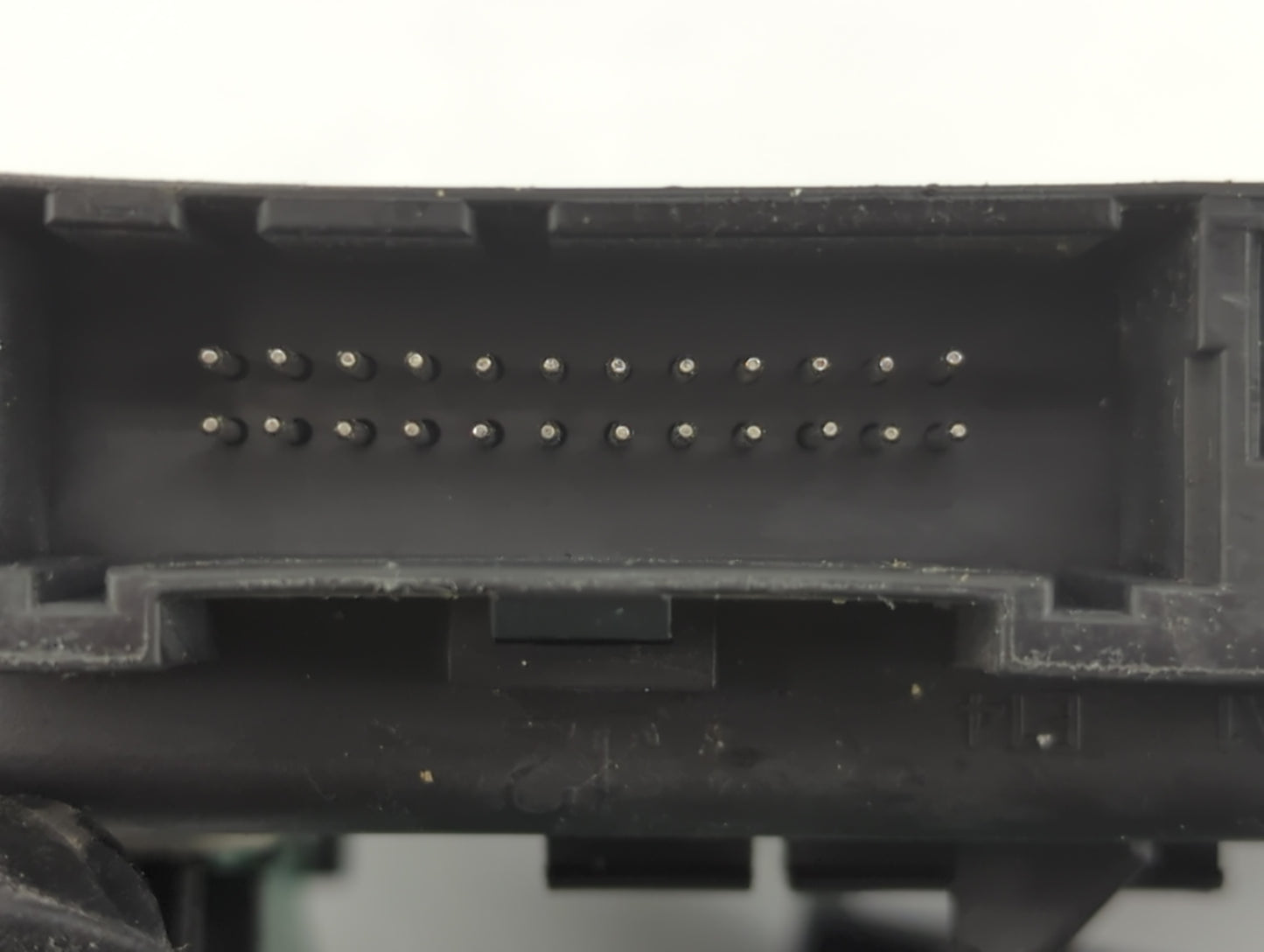 2004-2004 Gmc Envoy Body Control Module Bcm Inner Cabin Fuse Box - Oemusedautoparts1.com