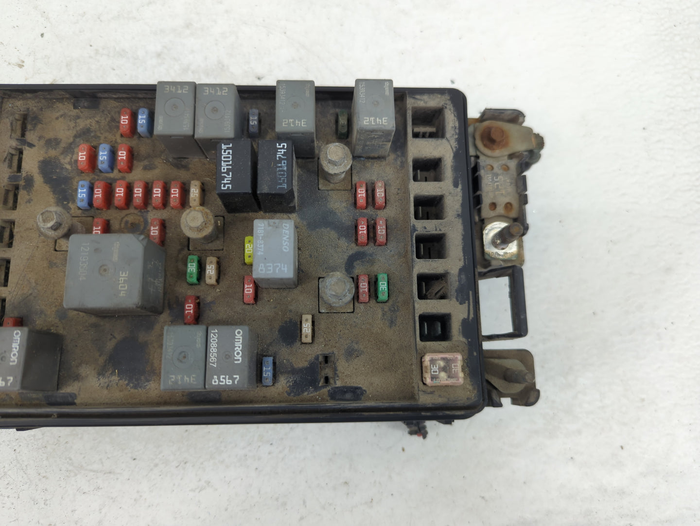 2002-2003 Gmc Envoy Xl Fusebox Fuse Box Panel Relay Module Fits Fits 2002 2003 OEM Used Auto Parts - Oemusedautoparts1.com