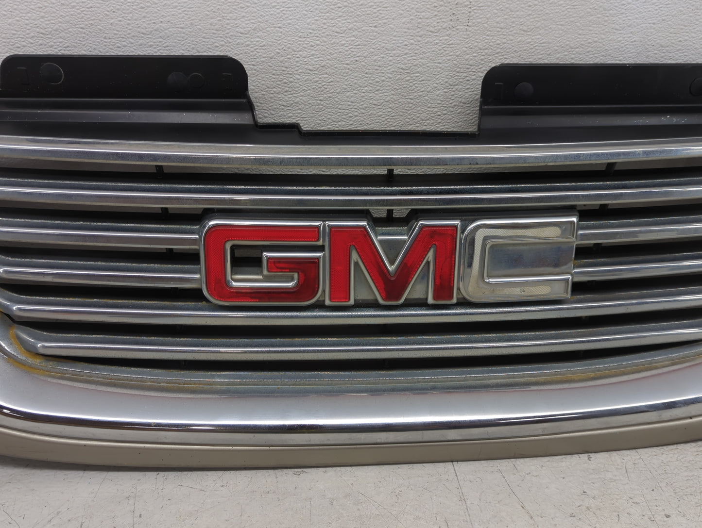 2002-2006 Gmc Envoy Xl Front Bumper Grille - Oemusedautoparts1.com