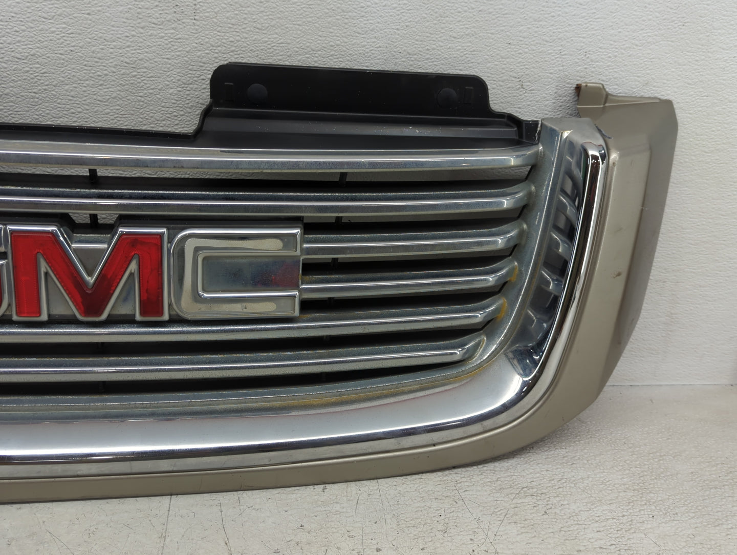 2002-2006 Gmc Envoy Xl Front Bumper Grille - Oemusedautoparts1.com