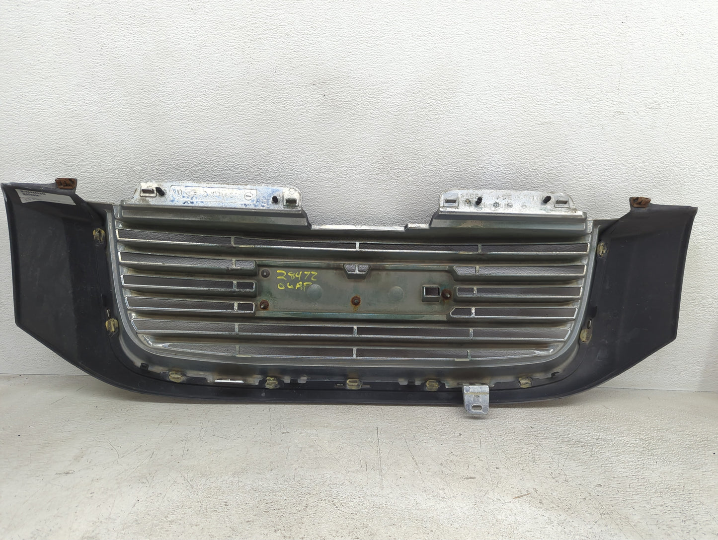 2002-2006 Gmc Envoy Xl Front Bumper Grille - Oemusedautoparts1.com